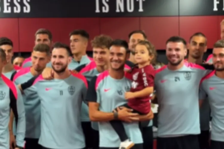 VIDEO. Îngerașul „alb-vișiniu” și-a împlinit visul: Cea mai înfocată fană a CFR-ului a ajuns în vestiarul clujenilor : „Ne-am îndrăgostit de pasiunea ei”