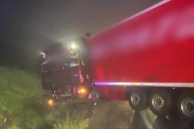 Accident în această dimineață în localitatea Șaula, Cluj. Șoferul unui TIR a pierdut controlul volanului și a ajuns în șanțul de pe marginea drumului. FOTO
