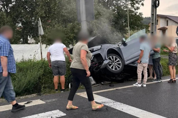 Accident rutier în Cluj: Un bărbat de aproximativ 55 de ani a intrat cu mașina într-un stâlp de curent. A scăpat ca prin minune FOTO