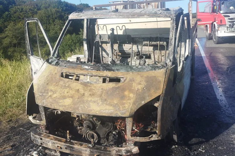 Cluj: O mașină a fost distrusă complet de flăcări pe centura Vâlcele-Apahida. Pompierii au intervenit de urgență pentru a lichida incendiul