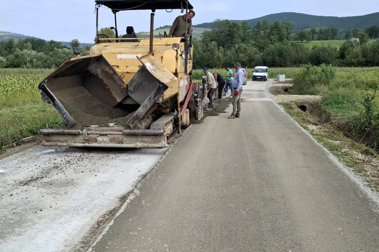 Vești bune pentru șoferii din Cluj: Un tronson important de drum din județ intră în etapa finală de asfaltare și modernizare totală