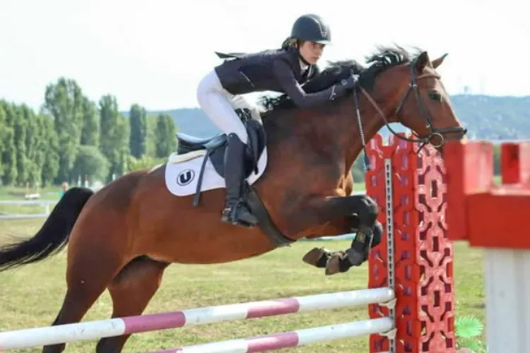 O tânără din Cluj e campioană la echitație. Patricia a purtat cu mândrie tricoul Universității Cluj și a impresionat juriul