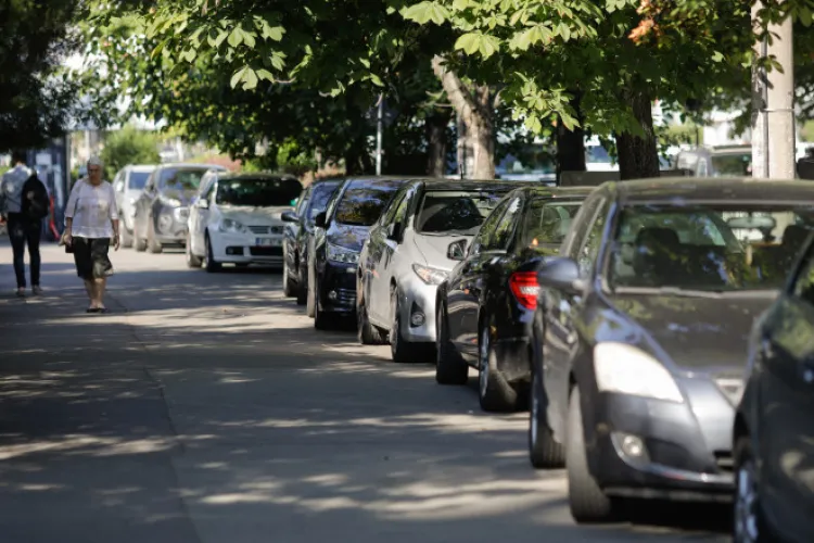 Trotuarul de pe o stradă din Cluj-Napoca, invadat de mașini! Pietonii sunt obligați să meargă pe șosea, iar localnicii cer soluții rapide