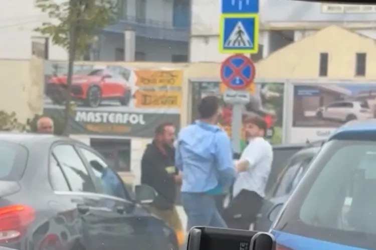 VIDEO- Bătaie în trafic, în centrul Clujului! Doi tineri s-au luat la pumni pe strada Dragalina, în apropiere de Astoria:„S-au întâlnit cocoșeii în trafic”