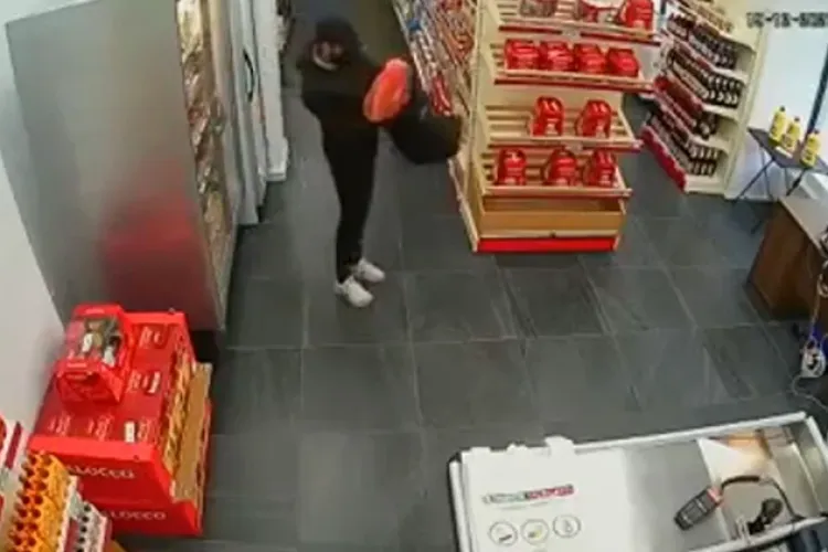 Un tânăr recidivist a fost prins la furat sticle de alcool dintr-un supermarket. Le ascundea într-un rucsac și trecea „liber” pe lângă casele de marcat