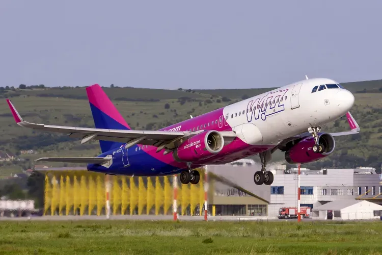 Controlor de trafic aerian adormit la Aeroportul Cluj. Un avion Wizz Air cu sute de pasageri a fost blocat în aer zeci de minute din cauza asta