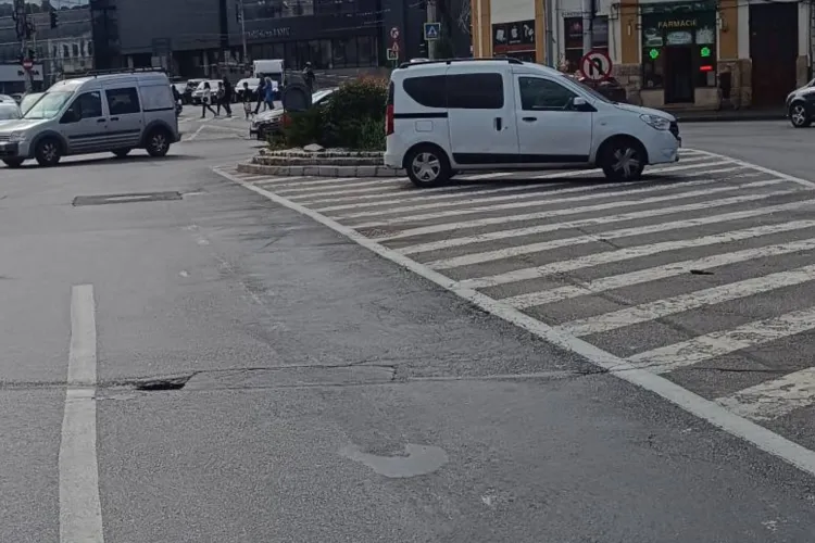 Șofer „descurcăreț” în Cluj-Napoca: Parcarea cu plată era goală, dar a ales să parcheze mașina pe spațiul hașurat din Piața Mihai Viteazu FOTO