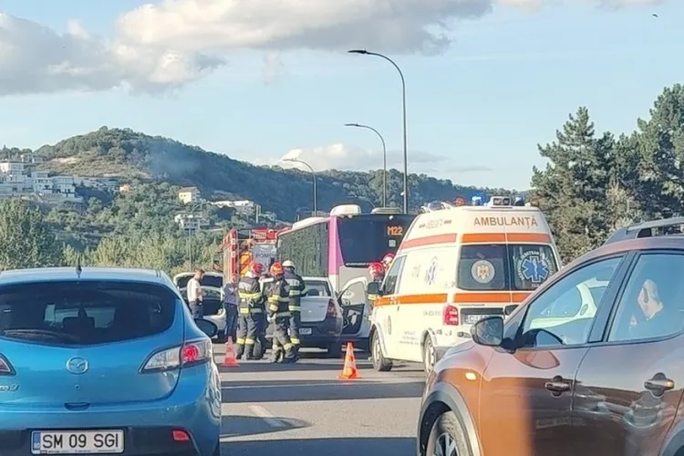 Accident în cartierul Mănăștur, din Cluj la oră de vârf. Un autobuz a fost lovit de o mașină pe strada Bucium, în zona podului N