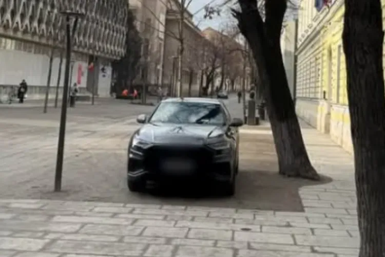 Haos pe strada pietonală Kogălniceanu! Șoferii intră nestingheriți pentru a-și lăsa copiii la școală: „Cei care respectă regulile sunt fraieri”