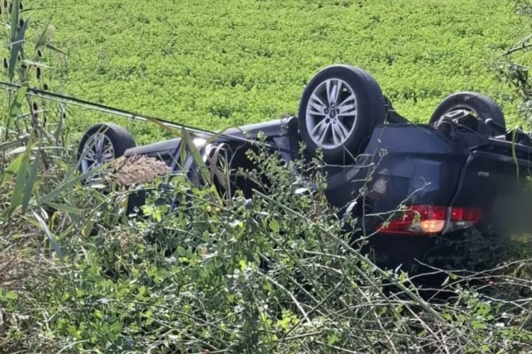 Accident în Cluj: O mașină s-a răsturnat, iar un tânăr de aproximativ 20 de ani a fost dus la spital pentru îngrijiri