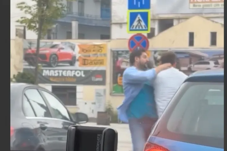 Cei doi clujeni care s-au bătut astăzi în trafic în centrul Clujului, pe Dragalina, sunt căutați de polițiști. IPJ Cluj s-a sesizat din oficiu VIDEO