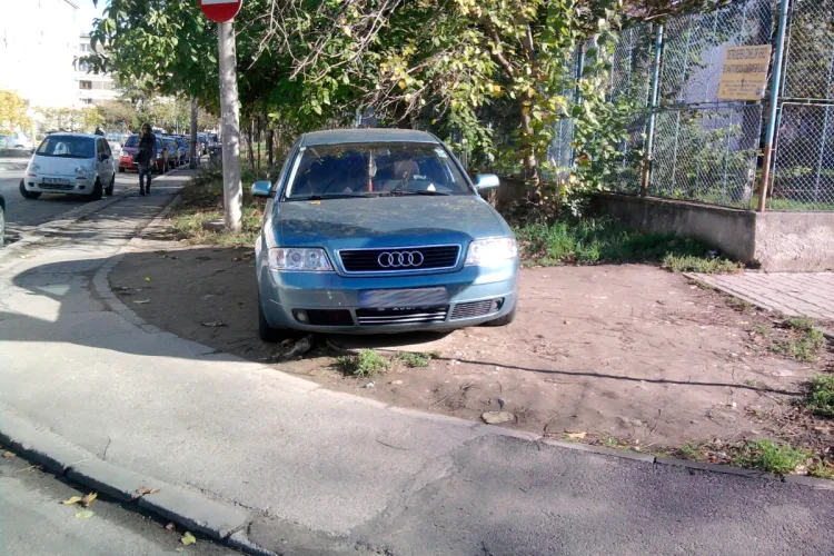Parcările ilegale transformă un colț verde din Cluj în garaj improvizat! Locuitorii cer autorităților să intervină cât mai repede cu stâlpișori
