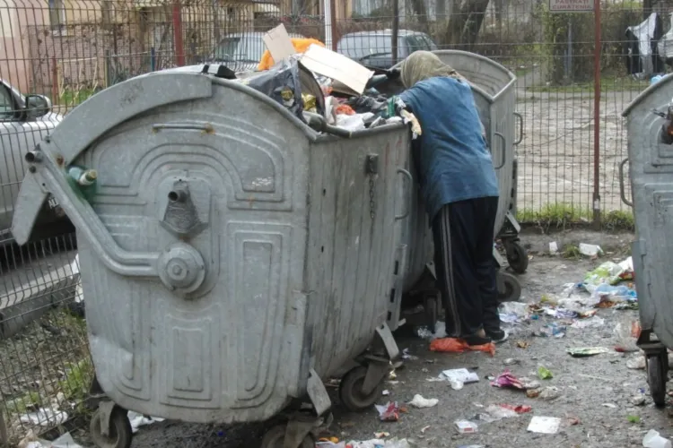 Disconfort și teamă la o ghenă de gunoi din Cluj-Napoca: Trei oameni ai străzii s-au stabilit acolo și urmăresc locatarii atunci când merg cu gunoiul