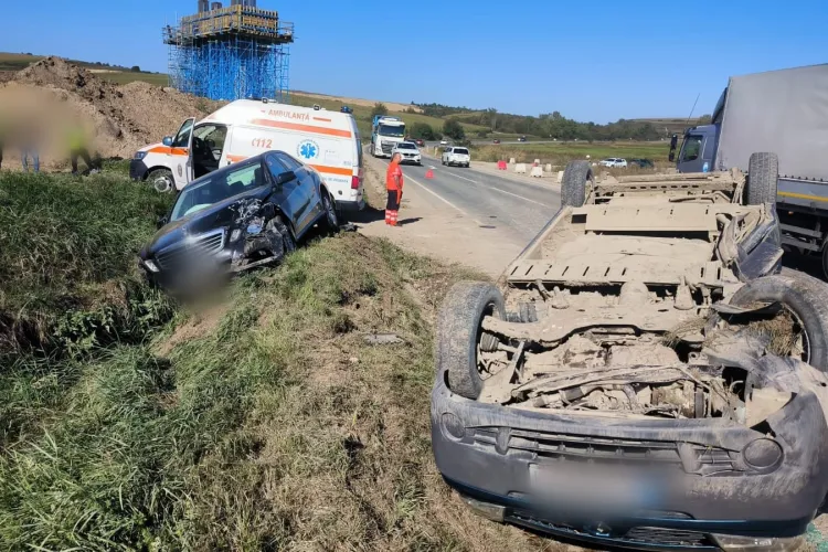 Trei mașini au fost implicate într-un grav accident în Cluj! Una dintre ele s-a răsturnat. Două persoane au fost transportate la spital 