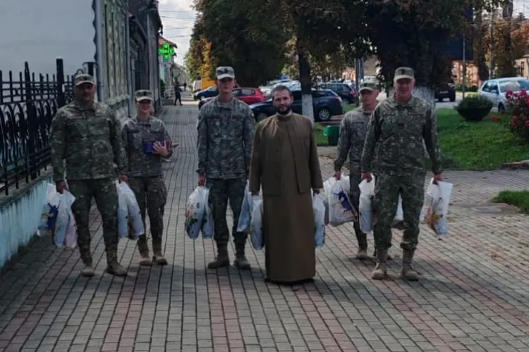 Militarii duc faptele bune mai departe! Au împărțit zâmbete și cadouri pentru micuții unui centru de zi din Cluj FOTO