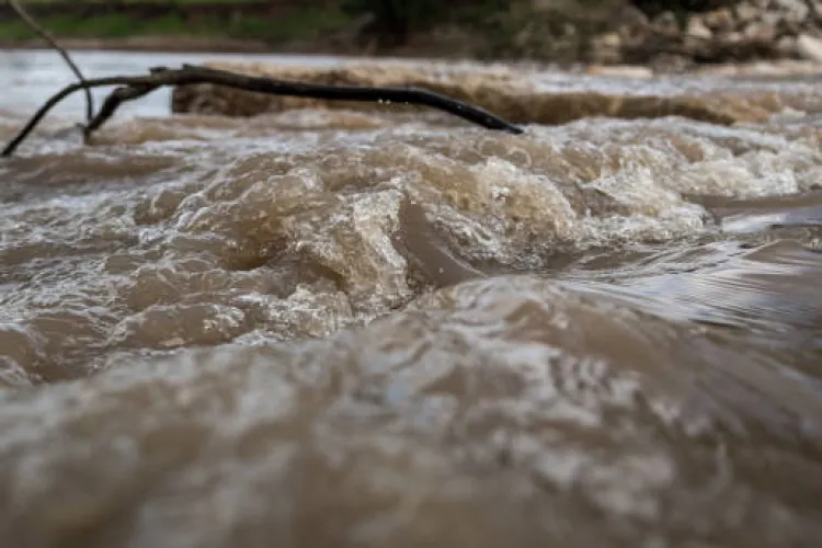 Viituri rapide și inundații la Cluj: INHGA a emis COD GALBEN pentru râuri și afluenți, localnicii sunt sfătuiți să evite zonele periculoase