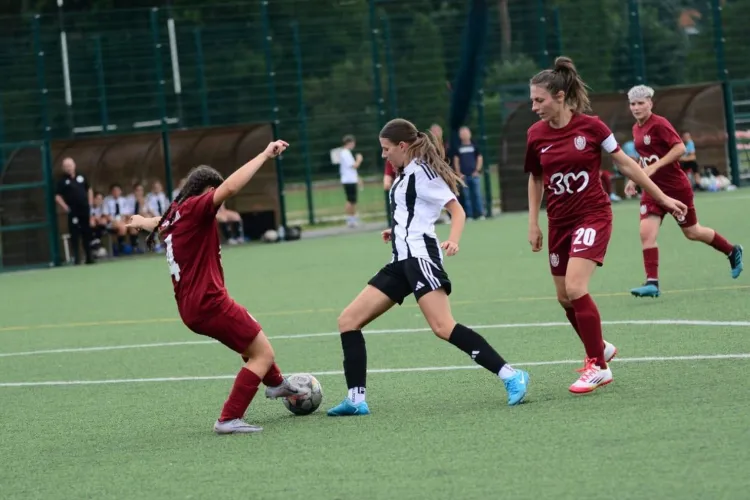 VIDEO. CFR Cluj, umilită de rivala Universitatea. „Studentele” au înscris o căruță de goluri, încurajate de Peluza Șepcile Roșii