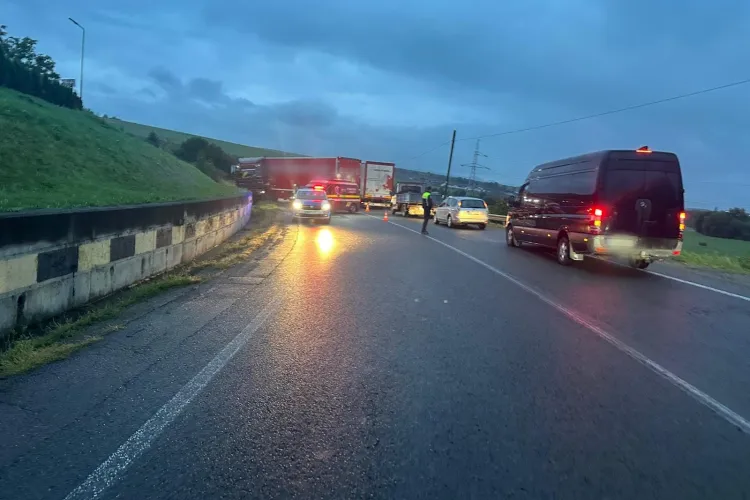 Cum s-a produs accidentul din această dimineață dintre Cluj și Oradea: Un TIR a ajuns în șanțul de pe marginea drumului! Trafic îngreunat la ora asta FOTO