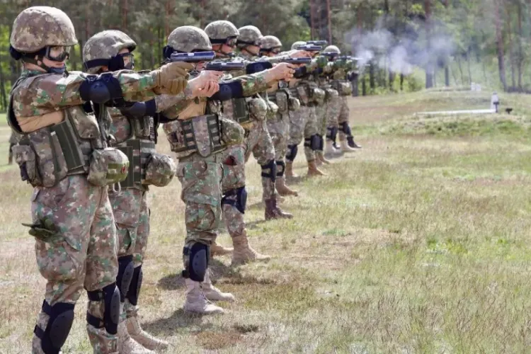 Stagiul militar voluntar, favorizat masiv de români: Aproape 3 din 4 sunt de acord cu stagiul militar voluntar. Vezi cine se opune cel mai mult