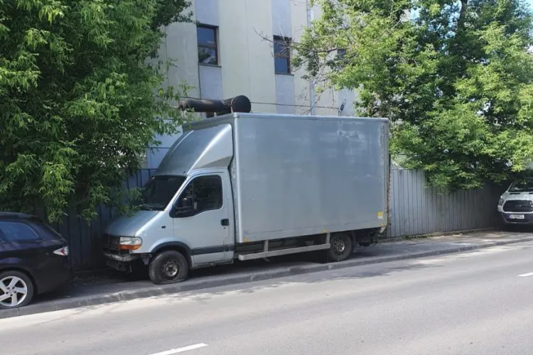 Nesimțire totală a unui șofer din Cluj-Napoca! O dubă abandonată blochează trotuarele și forțează mămicile cu cărucioare să intre în trafic aglomerat