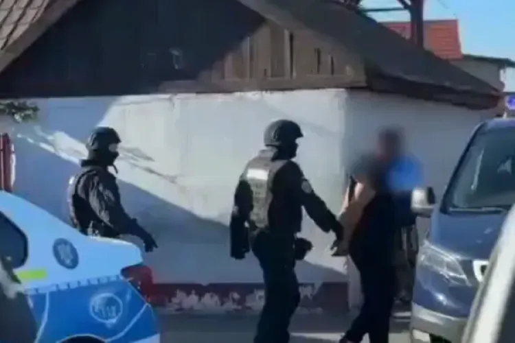 Un tânăr și-a legat părinții adoptivi, le-a furat banii, bijuteriile și mașina. Polițiștii au intervenit de urgență 