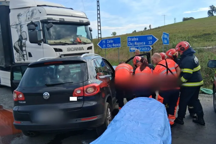 Accident grav în Cluj: Un TIR și o mașină, implicate într-un impact violent. Două persoane au fost încarcerate și ulterior duse la spital
