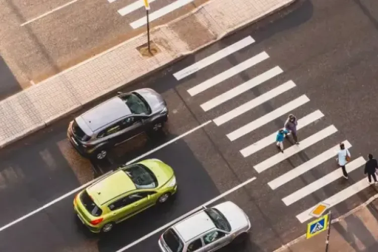 Pericol lângă o școală din Cluj-Napoca! Mașinile trec cu viteză pe trecerea folosită de sute de elevi: „Nu mai apucă să frâneze”