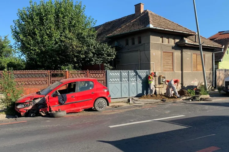 Accident spectaculos în Cluj: Două mașini s-au ciocnit violent, iar una a fost proiectată în gardul unei case și a rupt conducta de gaz