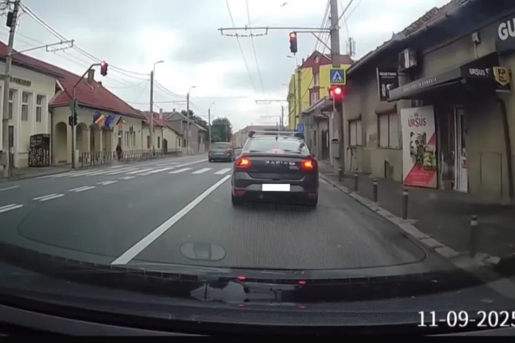 Momente de groază pe un drum din Cluj: O mașină cu numere de Mureș ignoră complet semaforul și pietonul care voia să treacă pe zebră VIDEO