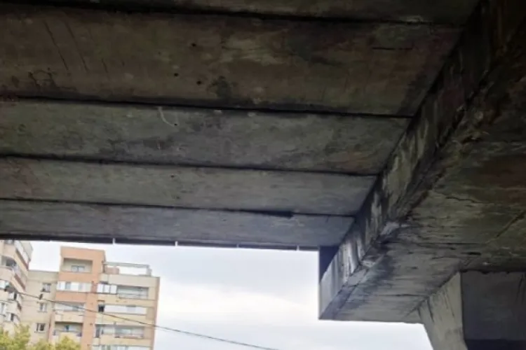 Podul Calvaria, un adevărat pericol. Un clujean avertizează trecătorii să fie atenți: „Bucata de beton poate cădea în orice moment în capul cuiva!”