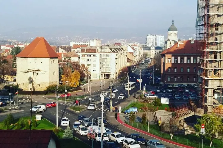 Traficul de coșmar din Cluj-Napoca continuă! Șoferii „șmecheri” trec direct pe banda de autobuz pentru a evita coloanele: „Doar încurcă mai mult!”