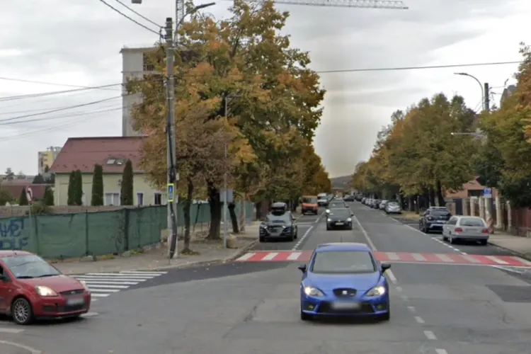 Intersecția de „coșmar” pe care o traversează clujeniii: Mașinile vin din toate părțile fără avertisment, iar pietonii riscă accidente grave