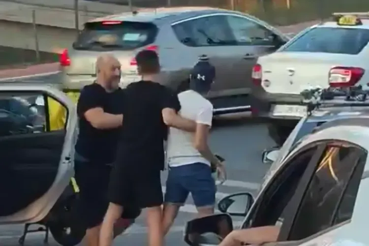 O stradă din Cluj-Napoca a devenit impracticabilă din cauza parcărilor ilegale: „Sunt tensiuni între șoferi”