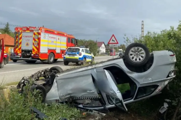 VIDEO Camerele de supraveghere au surprins accidentul de lângă Gherla. Un taxi a „decolat” după ce a izbit marginea unui șanț 