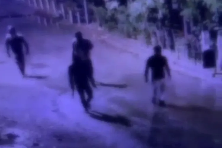 Au lăsat o mașină „în trei picioare”! Doi clujeni, prinși după ce au furat o roată și au încercat să mai dea o lovitură VIDEO