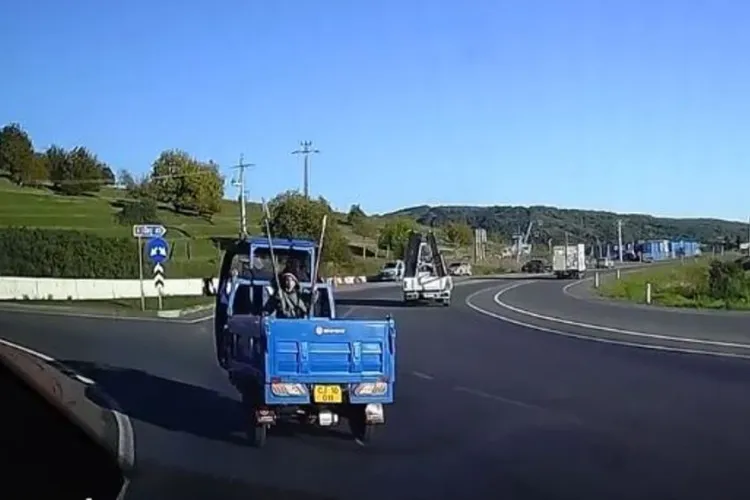 Cum să transporți așa copilul? Minor din Cluj transportat în bena din spatele unui vehicul minuscul, instabil, pe 3 roți VIDEO