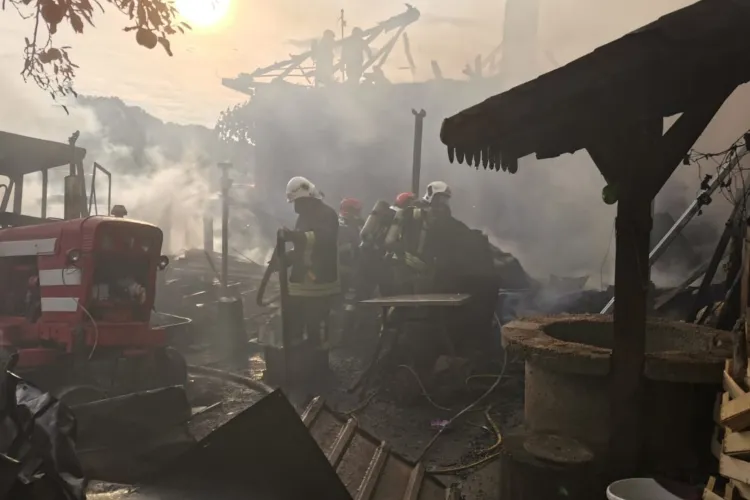 Imagini dramatice din Cluj: Acoperișul unei case și patru anexe gospodărești au luat foc. Pompierii au stins incendiul doar cu rezervele din autospeciale 