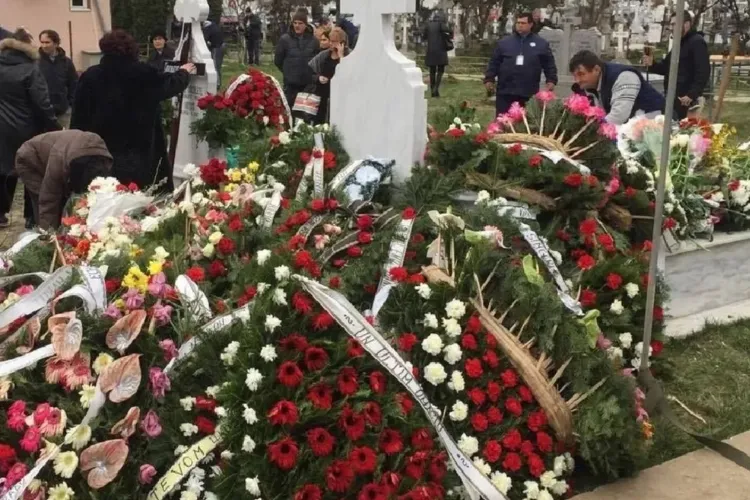 O localitate din România a interzis coroanele la înmormântări. Modelul ar putea fi urmat și de alte orașe. E o idee bună?