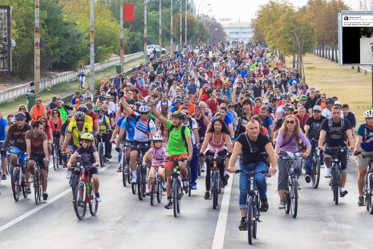 Sute de biciclişti au format un lanț uman pentru a protesta împotriva maşinilor parcate. Ar trebui clujenii să ia acest exemplu?