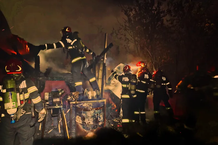 Incendiu violent la Cluj! O gospodărie a fost mistuită de flăcări, mai multe anexe distruse și o femeie a fost transportată la spital