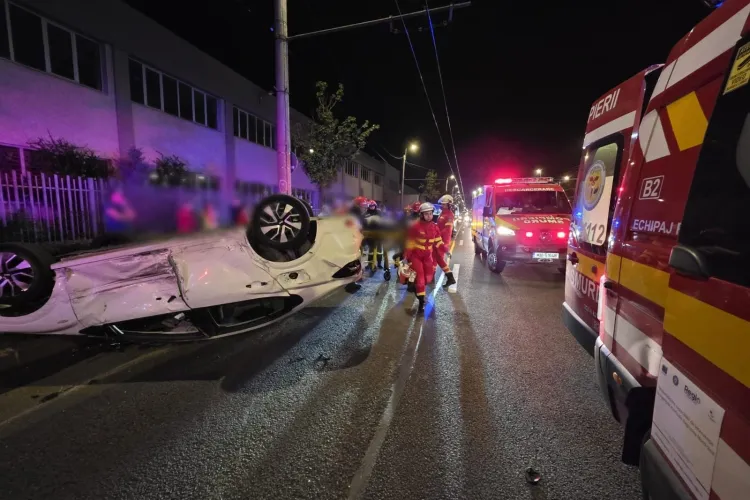 Accident în zona Aeroportului Cluj, pe Traian Vuia, în seara asta: O mașină s-a răsturnat în mijlocul drumului. Un tânăr a fost transportat la spital FOTO