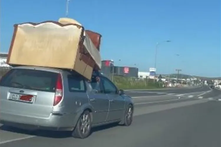 Clujenii fac lucruri trăznite! Un șofer și-a transportat canapeaua direct pe acoperișul autoturismului VIDEO