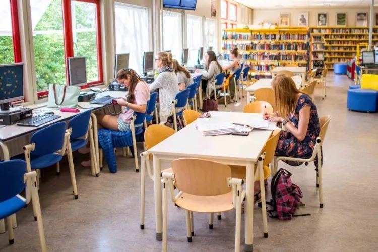 Reformă în școli! Profesorii nu mai pot preda „la galop”. Un sfert din ore trebuie alocate pentru cei care rămân în urmă sau aprofundare