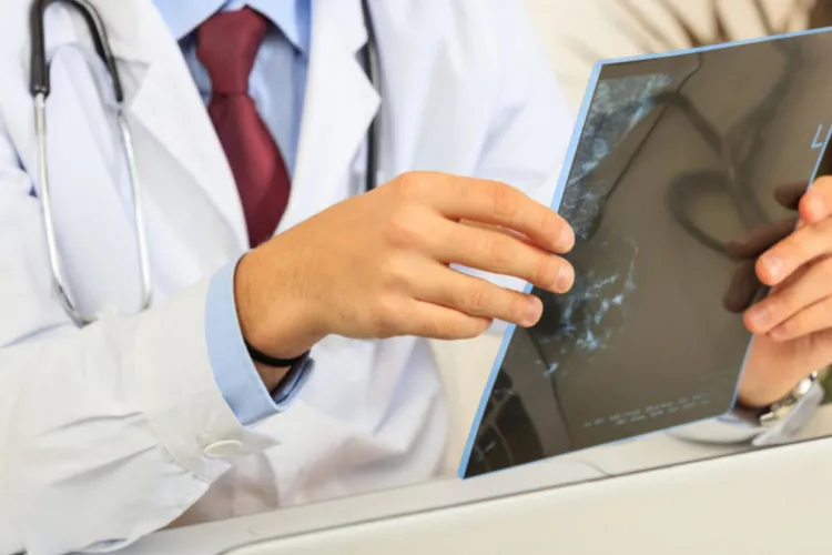 Acuzații grave de malpraxis: O femeie de 55 de ani a rămas mutilată pe viață după ce un doctor i-ar fi făcut operația greșită la sâni