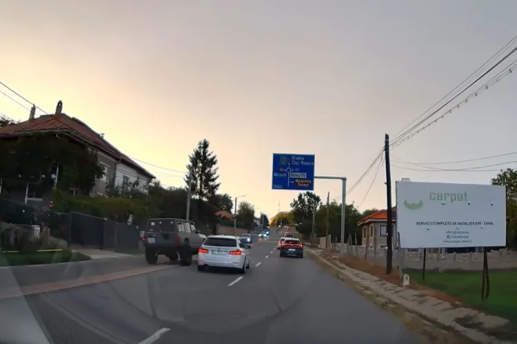 „Off-road” nebun în Cluj: Un șofer n-a mai ținut cont de nicio regulă de circulație și era să se bage într-o mașină de pe celălalt sens de mers VIDEO