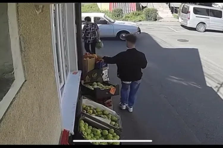 VIDEO. Chiar așa de săraci au ajuns oamenii? Tânăr clujean filmat furând fructe dintr-un aprozar - Imagini Camere Supraveghere