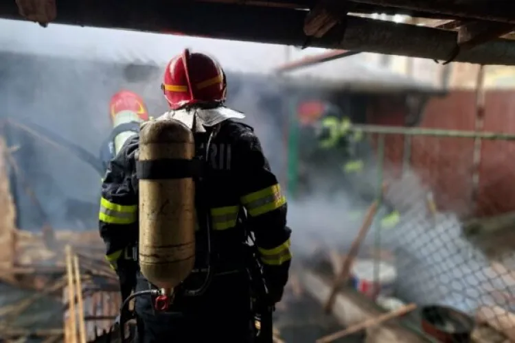 Panică la Cluj! Un autoturism a fost distrus complet de flăcări într-un garaj! Pompierii au intervenit de urgență
