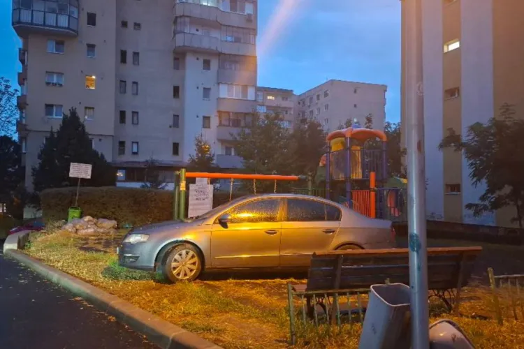 Un clujean n-a găsit loc de parcare, dar „s-a descurcat”: Și-a băgat mașina fix în parcul pentru copii. „Aglomerație mare, se parchează și în parc”