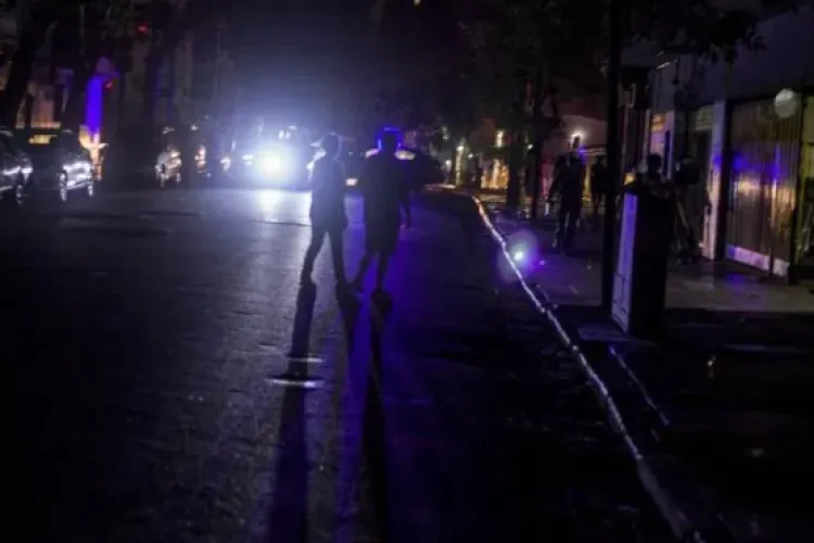  Clujenii, înspăimântanți de o stradă din Cluj-Napoca! E întuneric total, iar oamenii străzii „invadează” blocurile: „E plină de gunoaie” 