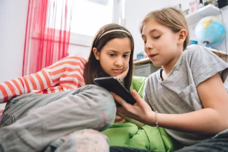 Copiii sub 16 ani nu vor mai putea accesa platforme online fără acordul părinților. Ce prevede legea „majoratului digital”, adoptată de Senat